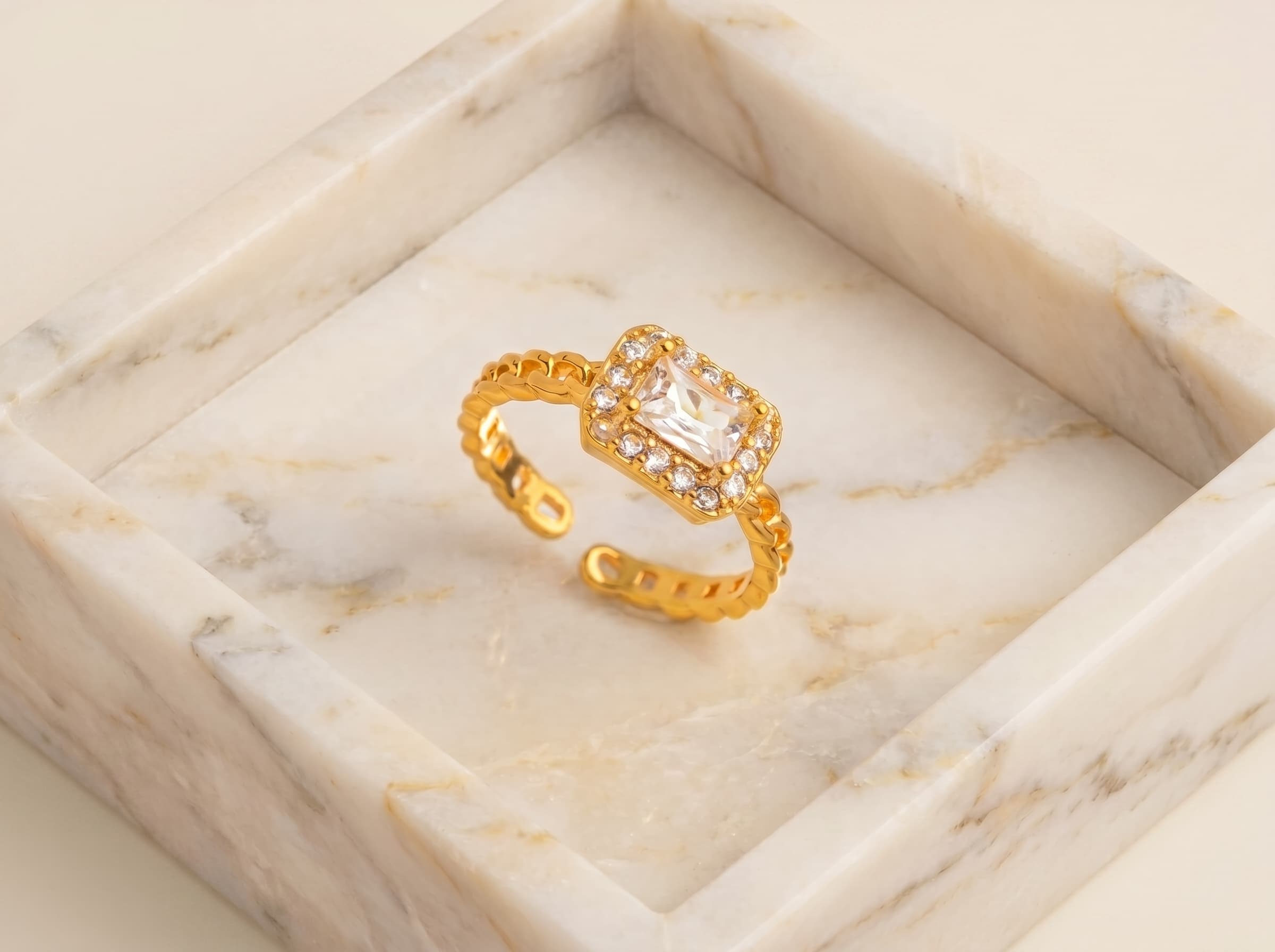 Anel Cravejado Cristal Dourado Regulável - (RR09)
