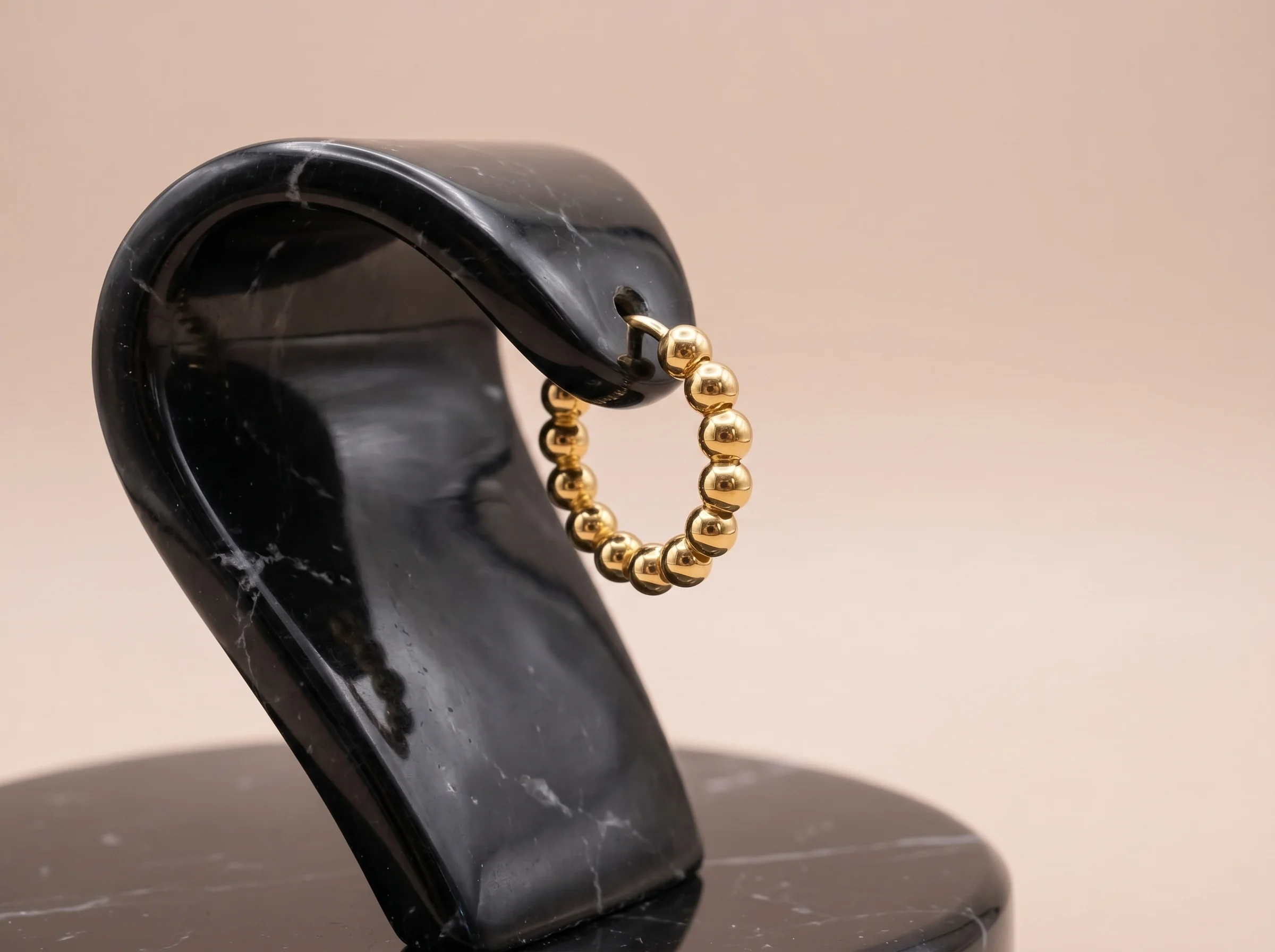 Brinco Argola Bolinhas Lisas Dourado - (RR15) Fino Toque - Imagem 3