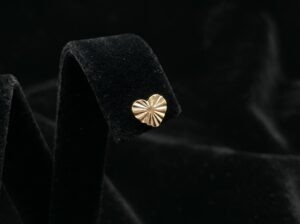 Brinco Coração Detalhado Liso Dourado - (Código do produto L32Ex)