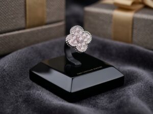 Brinco Flor Micro Zircônia Branco - (Código do produto L37Ex)