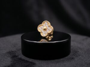 Brinco Flor Micro Zircônia Dourado - (Código do produto: L39Ex)