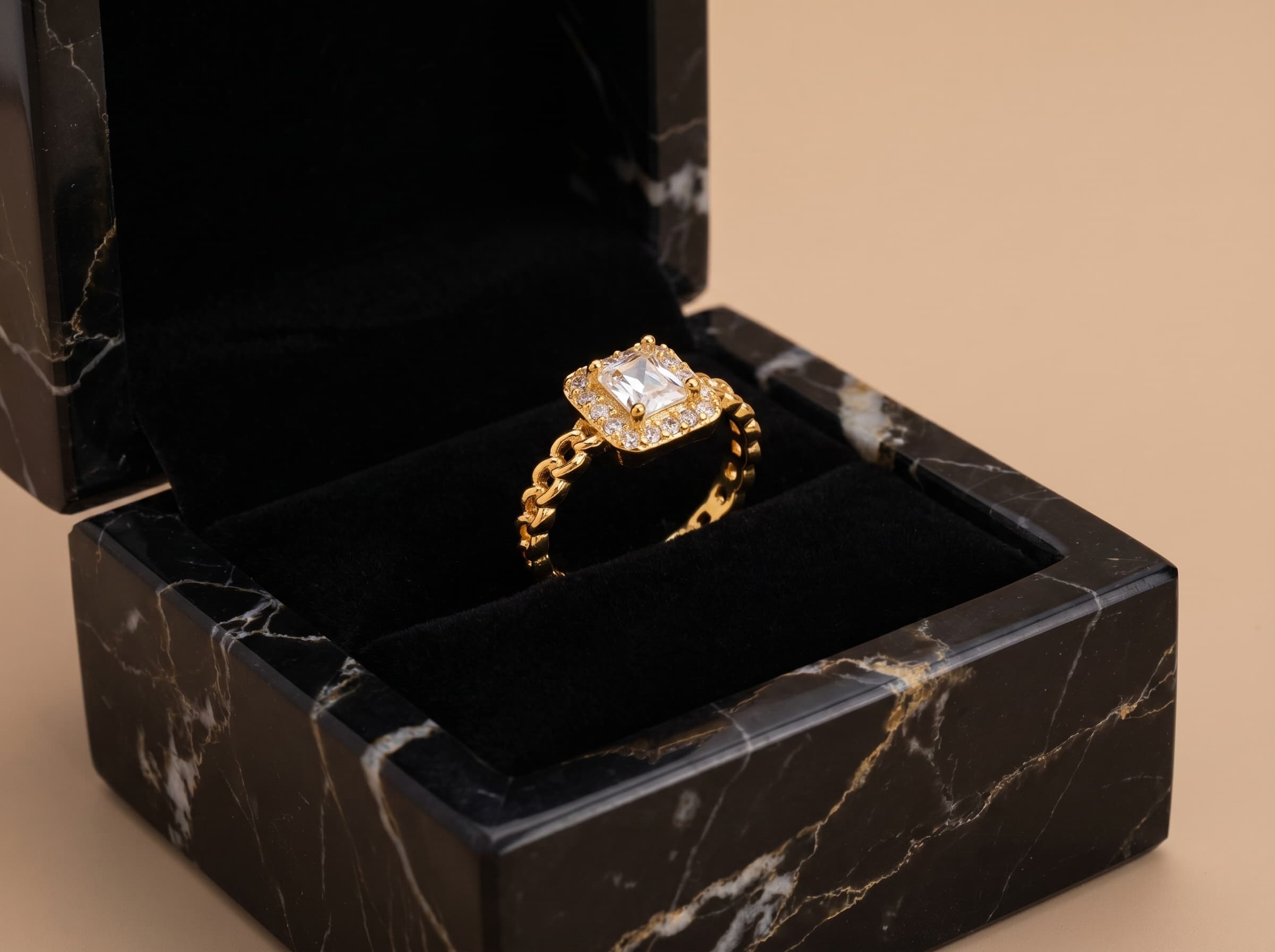 Anel Cravejado Cristal Dourado Regulável - (RR09) - Imagem 4